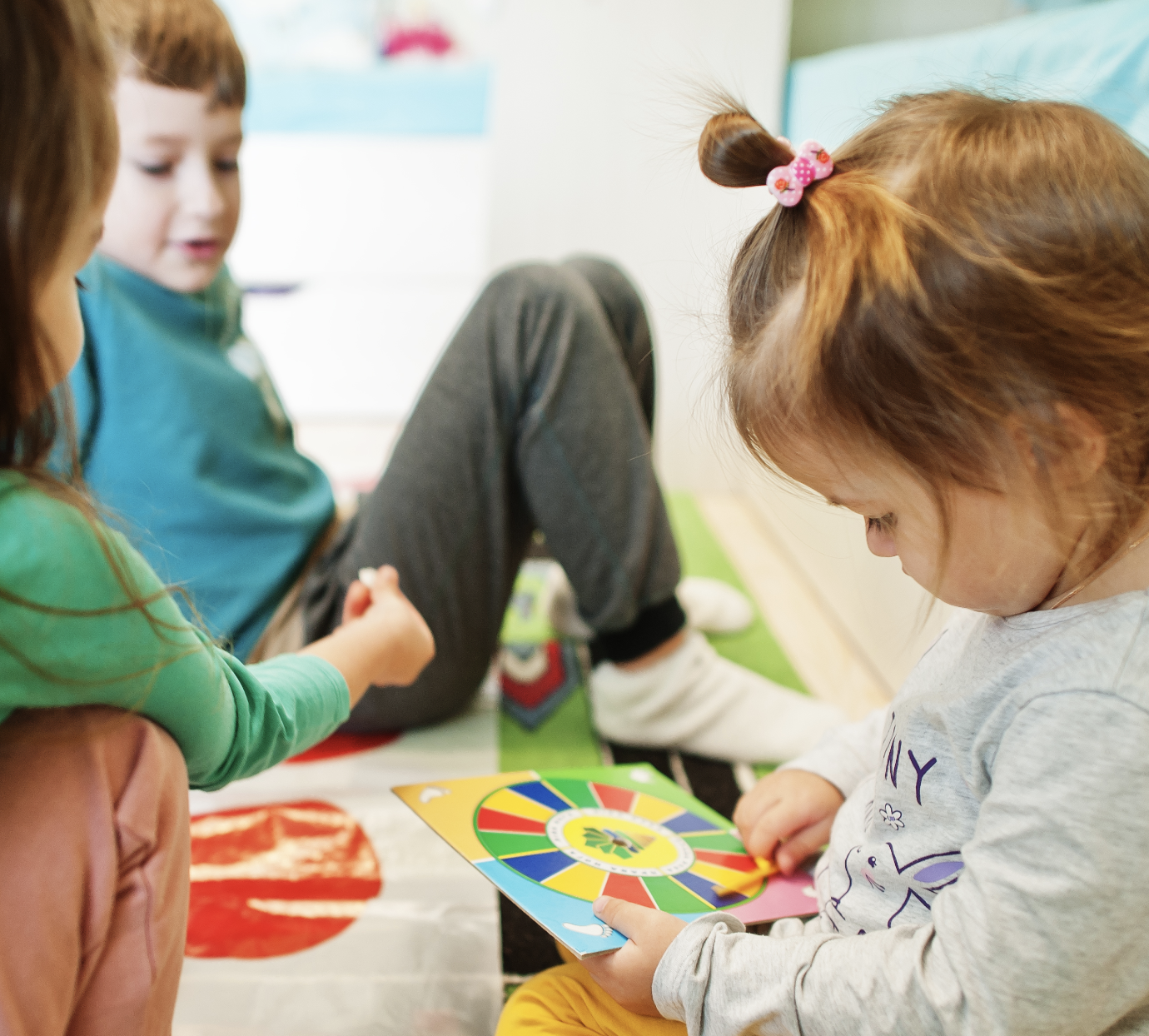 Kinder im Café